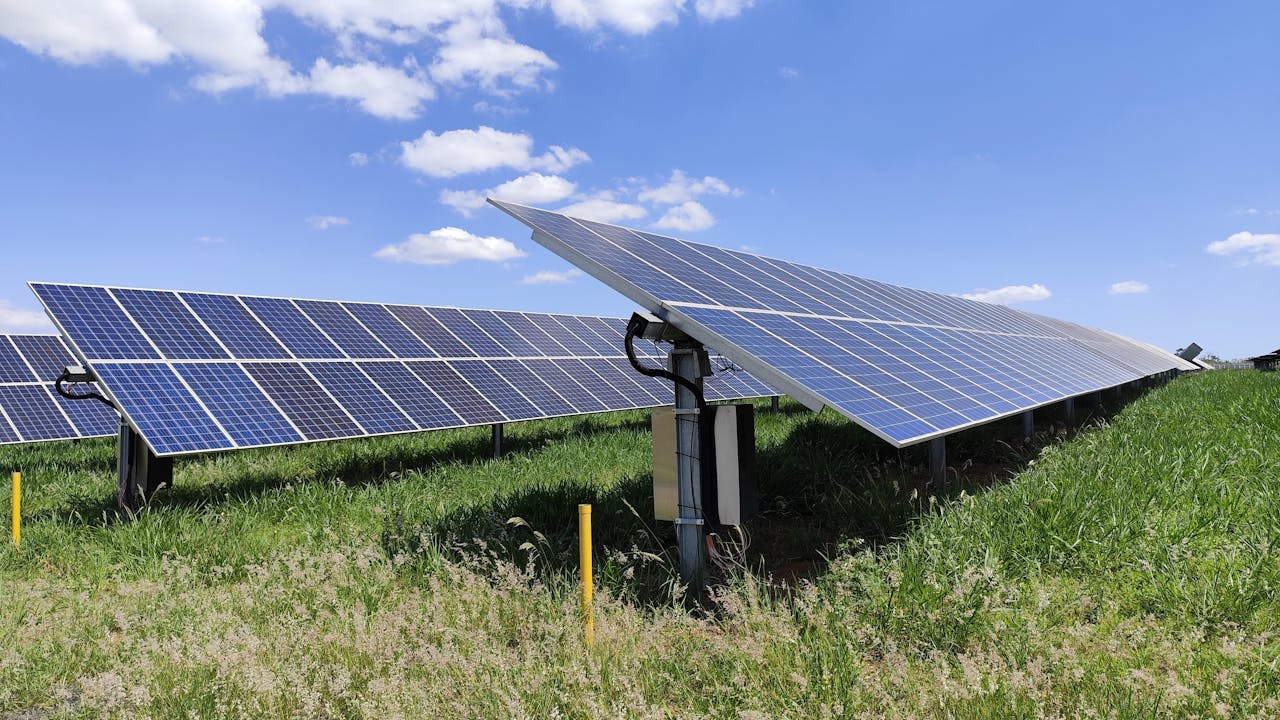 Solar panel array in Uberlândia, Brazil capturing sunlight on a clear day.